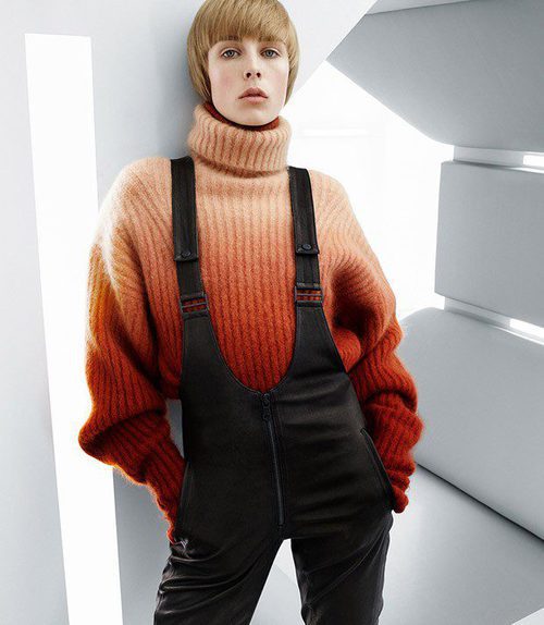 Peto negro y jersey naranja de la colección de H&M otoño/Invierno 2015-2016