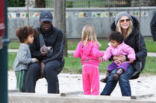 Heidi Klum con vaqueros y beanie junto a Seal y sus hijos
