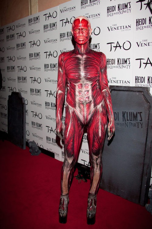 Heidi Klum con disfraz de músculos para Haloween