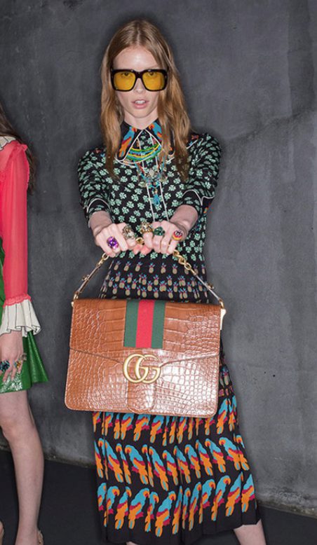 Modelo con piezas de la colección Crucero 2016 de Gucci que presentará en Londres