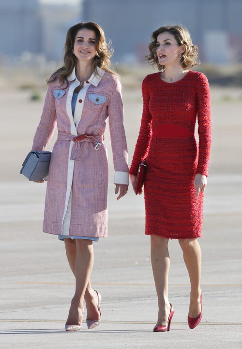 Rania de Jordania con abrigo en tweed y la Reina Letizia con vestido rojo de Felipe Varela en la llegada de Rania al aeropuerto de Madrid