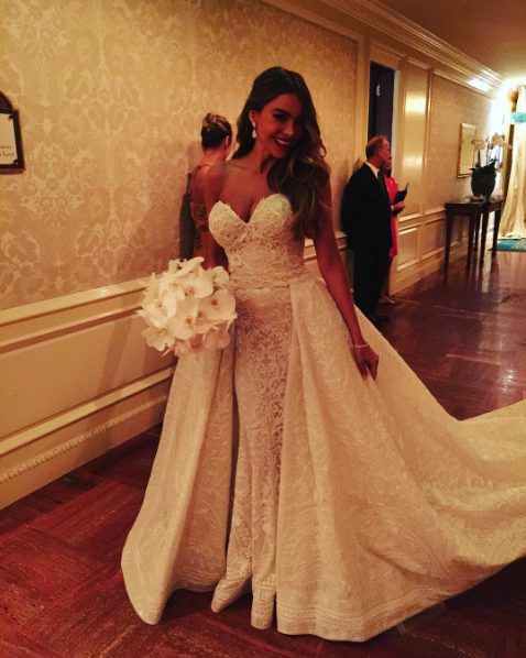 Sofía Vergara con su vestido de novia palabra de honor del diseñador Zuhair Murad