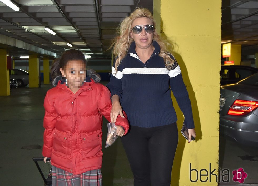 Raquel Mosquera junto a su hija Raquel de camino a casa