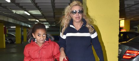 Raquel Mosquera junto a su hija Raquel de camino a casa
