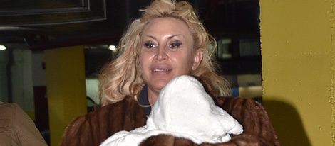 Raquel Mosquera con su hijo Romeo de camino a casa