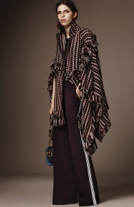 Poncho burdeos y blanco y pantalón palazzo burdeos de la pre colección otoño/invierno 2015/2016 de Burberry