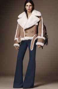 Abrigo beige con pelo en el interior de la pre colección otoño/invierno 2015/2016 de Burberry
