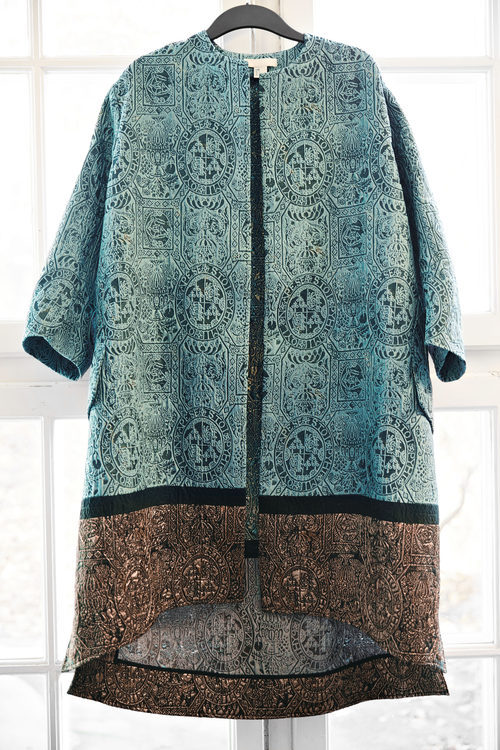 Chaquetón bicolor en con grabados en aguamarina y marrón de la colección Conscious Exclusive de H&M