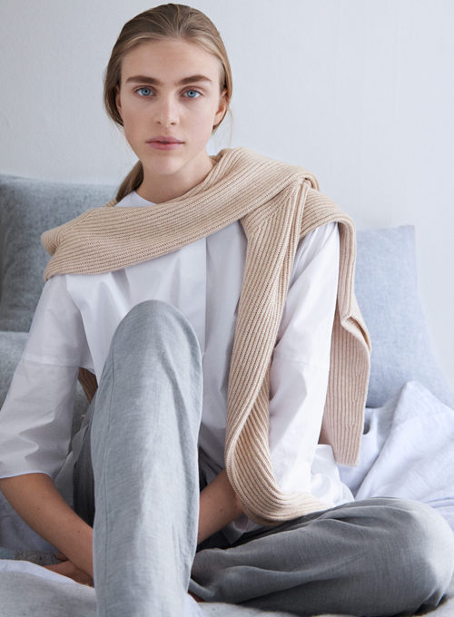 Pantalón gris, camisa blanca y jersey beige de la línea Leisure Wear de H&M