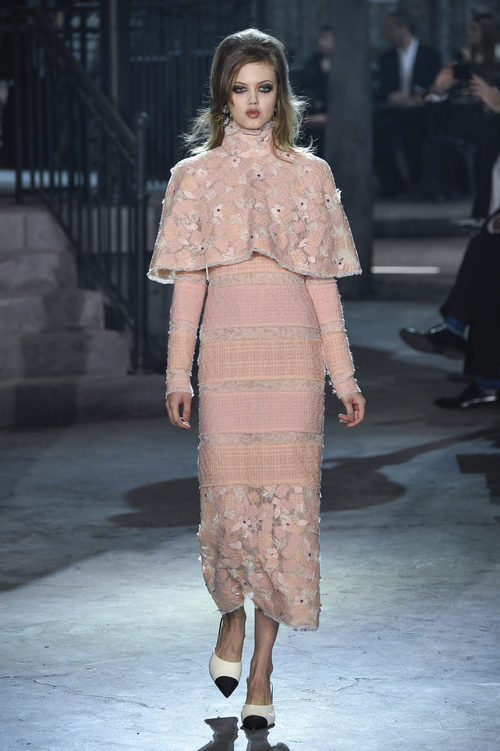 Look total rosa cuarzo de la colección 'Métiers d'Art Paris à Rome 2015/2016' de Chanel