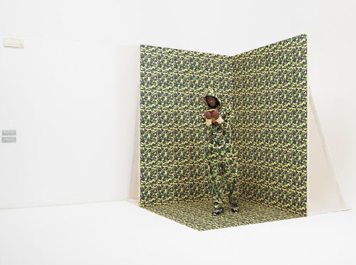 Mario Balotelli con cojunto estampado camuflaje verde para PUMA X BAPE