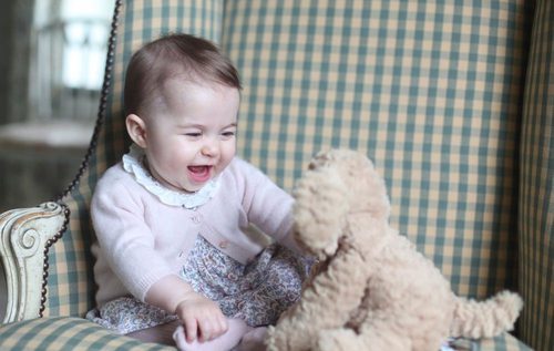 Princesa Carlota de Cambriddge jugando con un perro de peluche