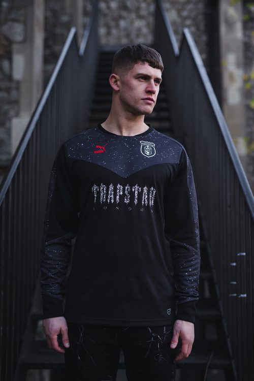 Modelo con camiseta portero de PUMA X Trapstar London