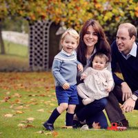El Príncipe Guillermo y Kate Middleton felicitan la Navidad 2015 con sus hijos Jorge y Carlota