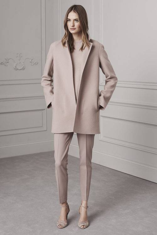 Blazer largo y pantalones de traje en rosa palo de Ralph Lauren para la colección Pre-Fall 2016