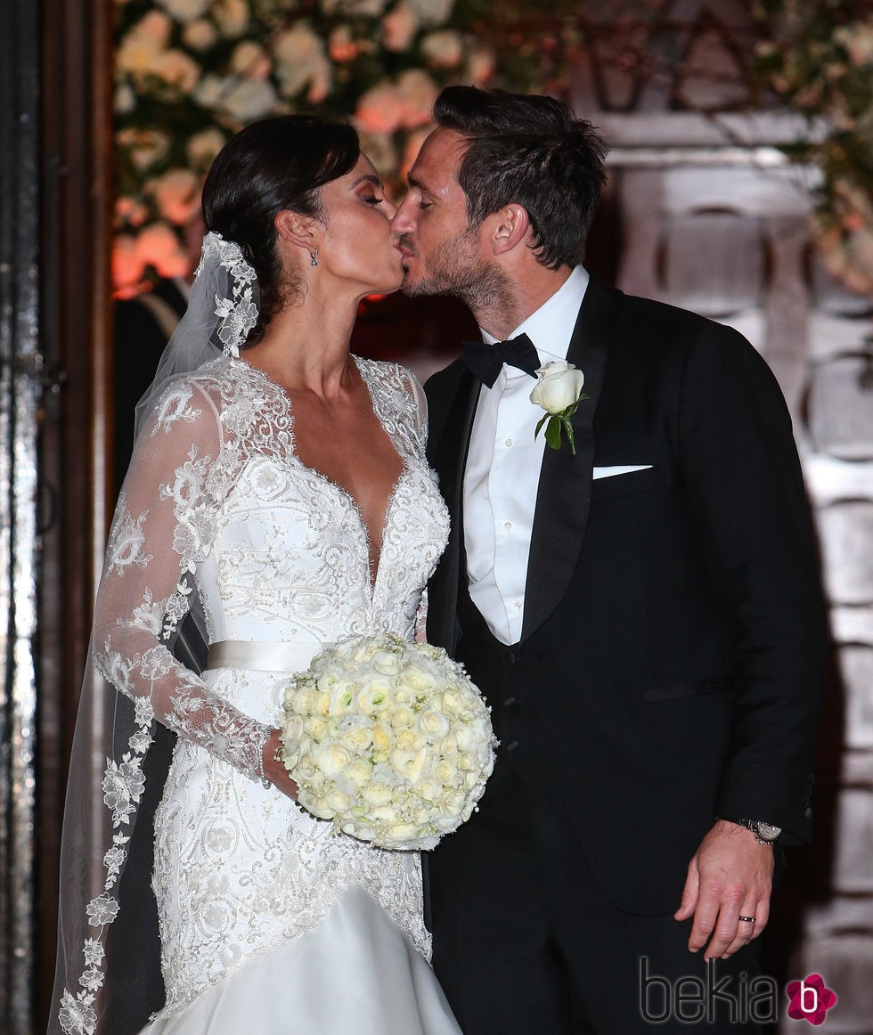 Frank Lampard y Christine Bleakley se besan en su boda