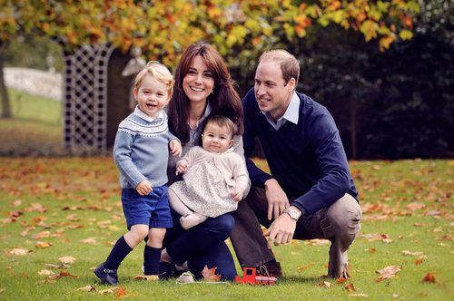 Los príncipes Jorge y Carlota de Cambridge con conjuntos de firmas españolas