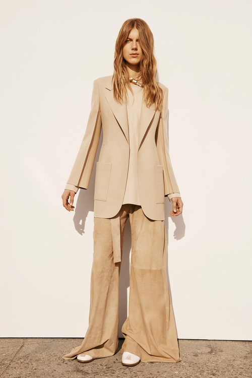 Conjunto camel con americana y pantalón campana de la colección Pre-Fall 2016 de Calvin Klein