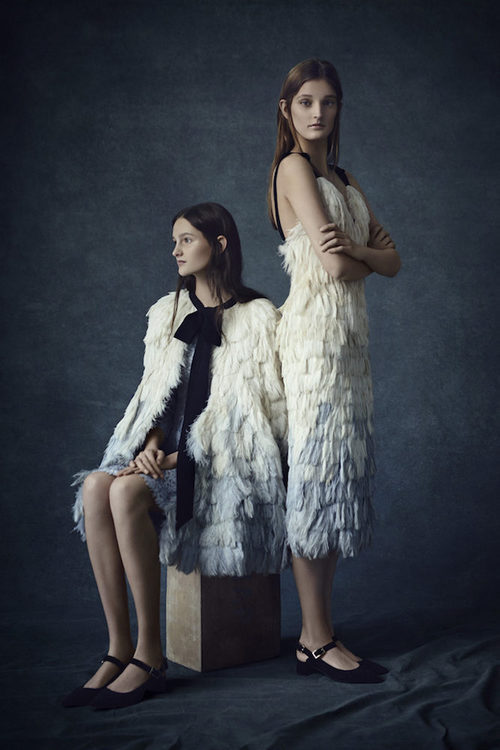Vestidos midi blancos de flecos y lazos negros de la colección Pre-Fall 2016 de Erdem