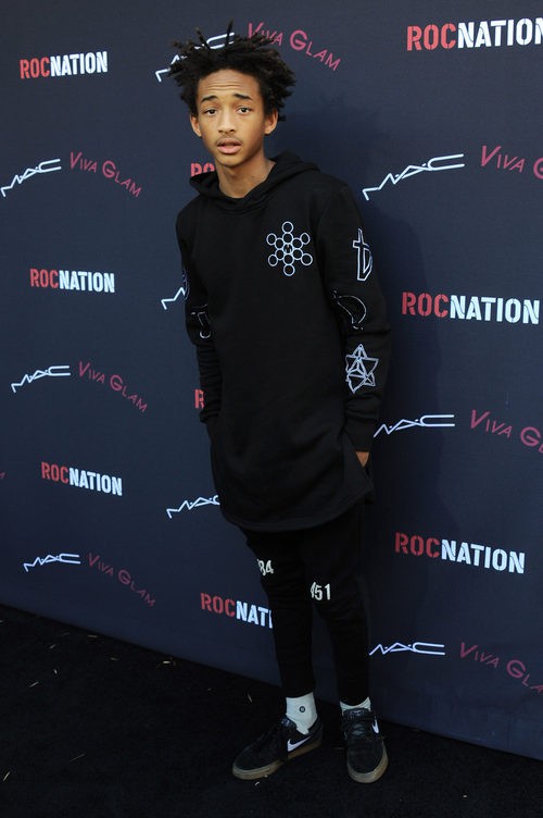 Jaden Smith con un look total black en la previa a la entrega de los Premios Grammy 2014