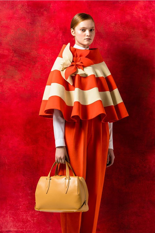 Poncho con detalle floral y pantalones anchos de la temporada Pre-Fall 2016 de Del Pozo