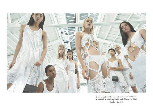 Modelos con conjuntos en blanco para la nueva campaña de Givenchy