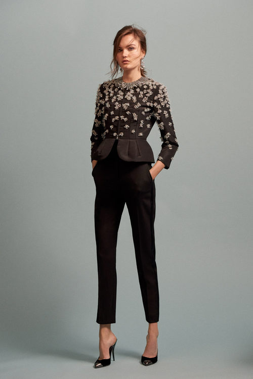 Chaqueta con detalles y pantalón ajustado para la colección Pre-Fall 2016 de Oscar de la Renta