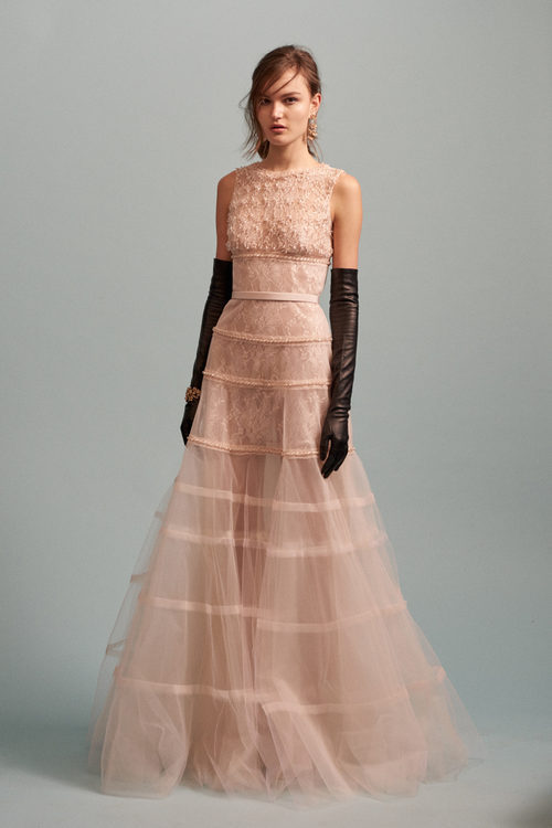 Vestido de gala rosa claro de tul con guantes largos de la colección Pre-Fall 2016 de Oscar de la Renta