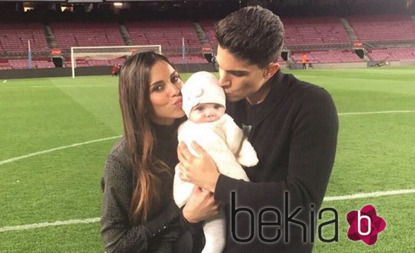 Melissa Jiménez y Marc Bartra protagonizan una tierna foto junto a su hija Gala en el Camp Nou