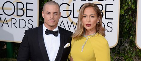 Jennifer Lopez y Casper Smart en la alfombra roja de los Globos de Oro 2016
