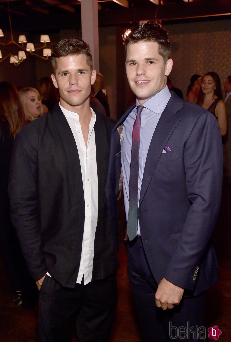 Charlie Carver y su hermano gemelo Max Carver posando juntos