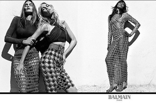 Faldas de rejilla y tops cortos negros ajustados de Balmain para la primavera/verano 2016
