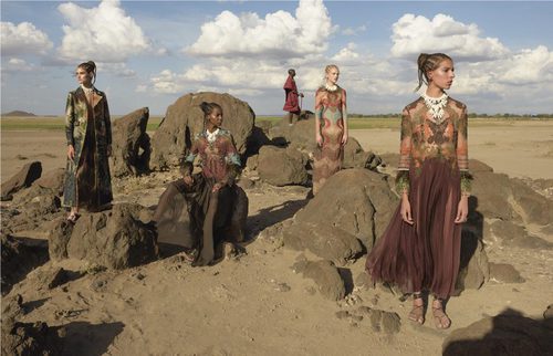 Vestidos túnica de tonalidades tierra con formas ondulantes de Valentino
