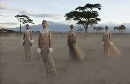 Vestidos largos ocres de tul con detalle blancos de Valentino