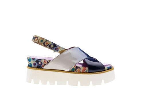Sandalias planas con estampado psicodélico de colores de Úrsula Mascaró