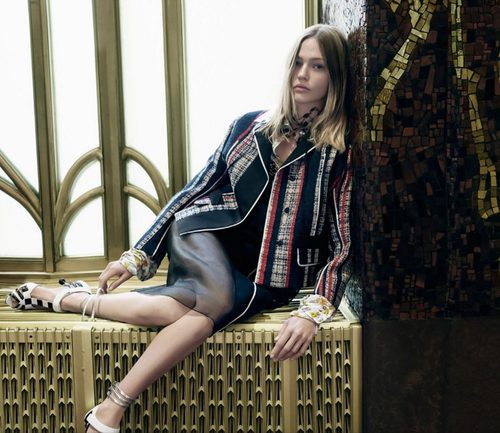 Shasa Pivovarova con blazer de rayas verticales de Prada