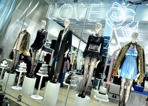 Escaparate de la nueva línea 'Love' de Courtney Love para Nasty Gal