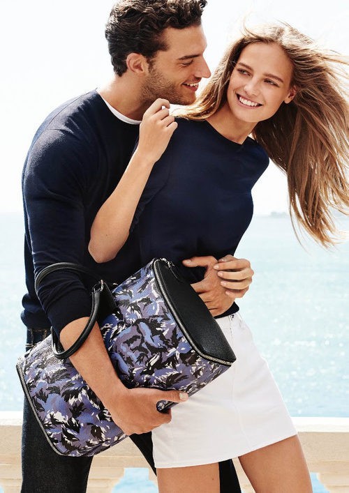 Bolso grande tipo saco en print animal azul y negro de Furla