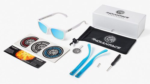 Gafas de sol cuadradas con cristales azules y patillas intercambiables en azul y blanco de The Indian Face