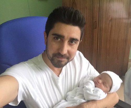Álex Ubago presenta a su segunda hija Manuela