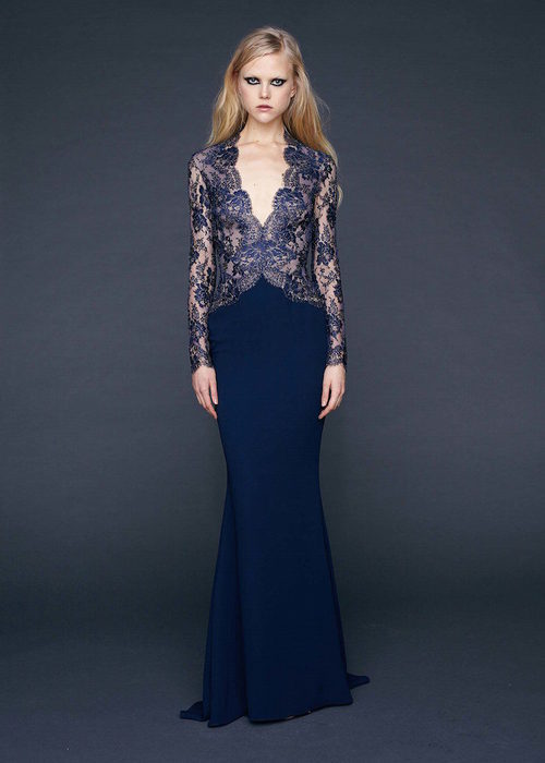 Vestido largo ajustado azul oscuro con cuerpo de encaje Chantilly de Reem-Acra