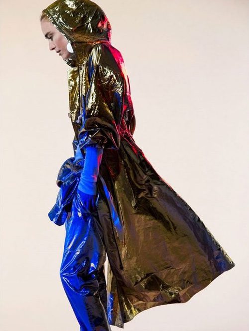 Abrigo chubasquero dorado y pantalones azules todo de lúrex de Isabel Marant