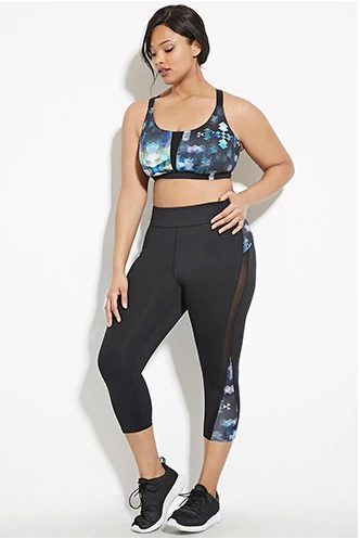 Cropped top azul estampado y mayas negras de Forever 21