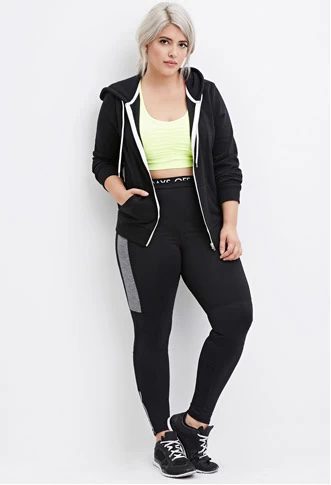 Chaqueta deportiva larga negra y cropped top amarillo de Forever 21