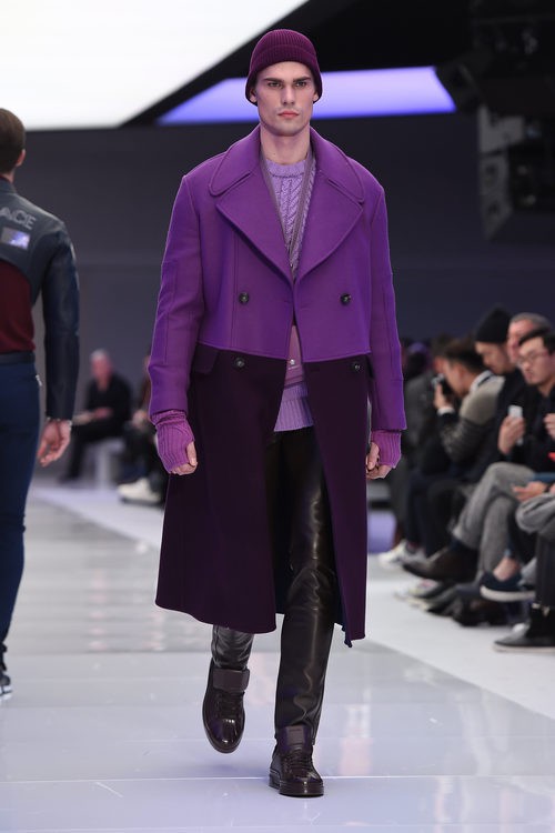 Maxi abrigo negro y morado con jersey de punto y pantalones de cuero para Versace