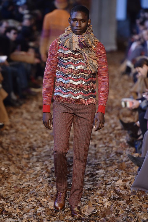 Jersey rojo de flecos en zig-zag con bufanda marrón para Missoni