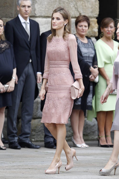 La Reina Letizia con vestido midi rosa palo de Felipe Varela