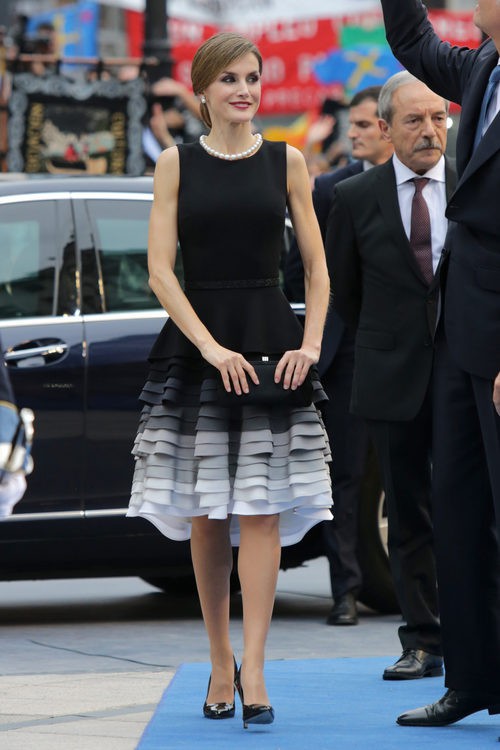 La Reina Letizia con vestido negro de Felipe Varela