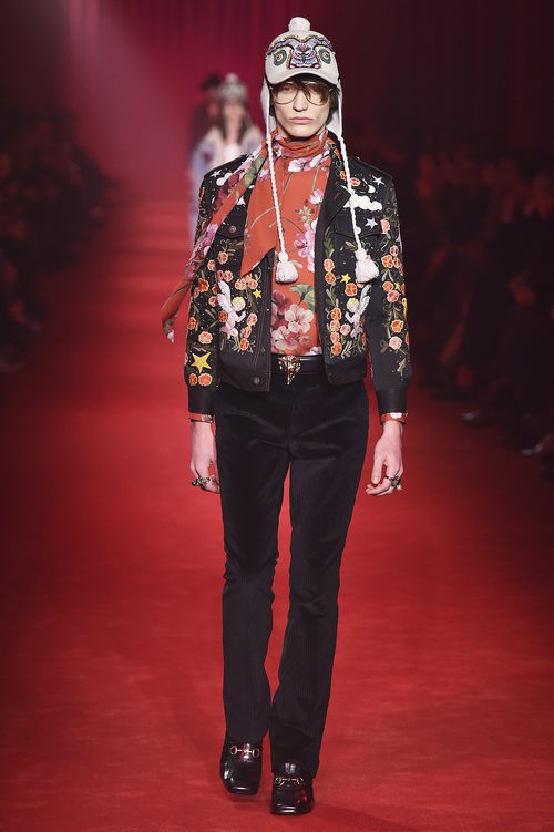 Chaqueta con estampado fantasía y gorro gris con trenzas para Gucci