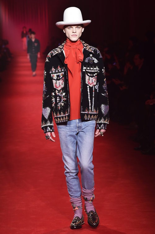Chaqueta 'oversize' con detalles de lentejuelas y sombrero XXL estilo 'cowboy' para Gucci